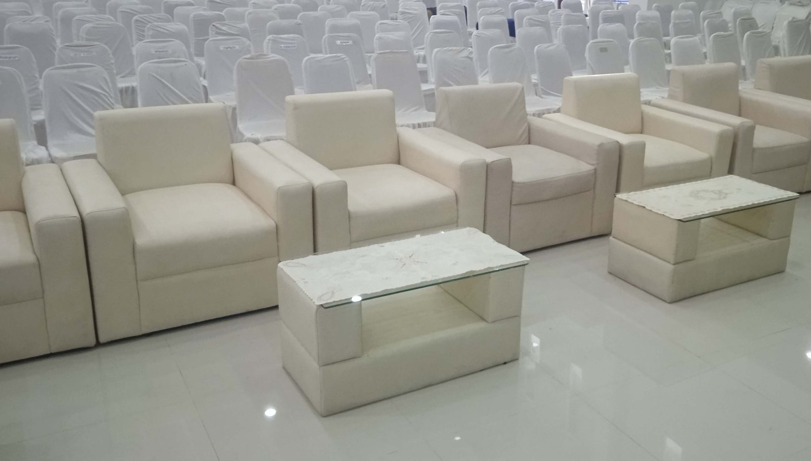 SEWA SOFA DI MONAS