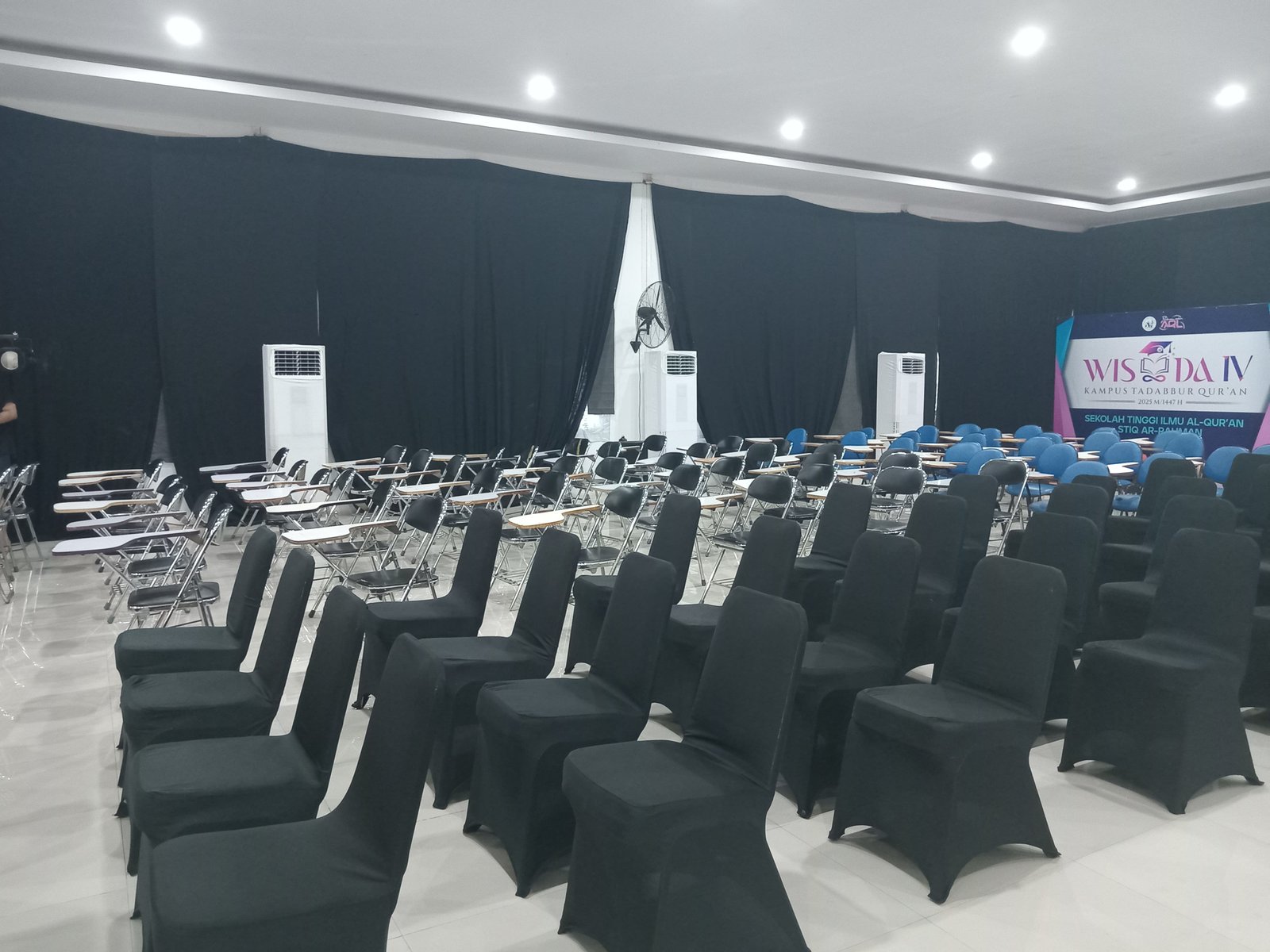 SEWA KURSI FUTURA COCOK UNTUK ACARA DI UI INDONESIA