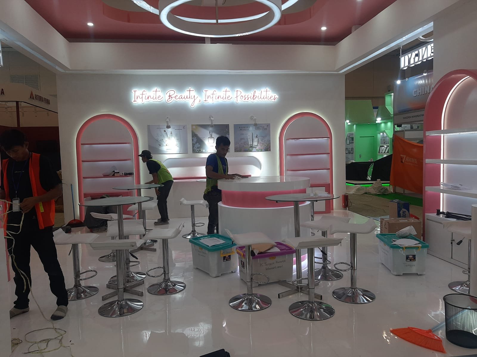 Sewa Barstool & Kursi Universitas Indonesia (UI) – Balairung Depok Rental Jabodetabek by Gaharu Production