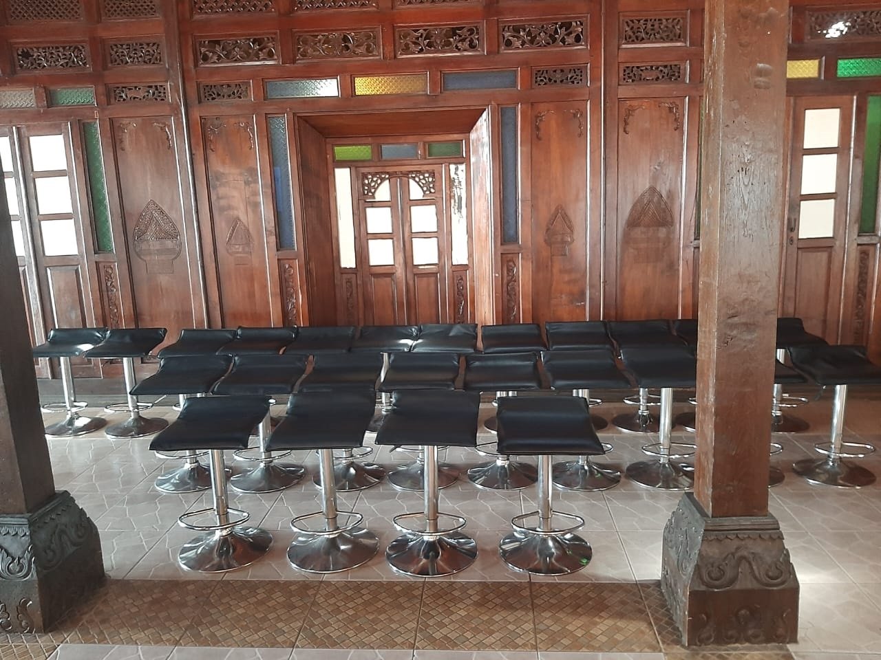 Sewa Barstool & Kursi Citeureup – Bogor | Sewa Sofa by Gaharu Production