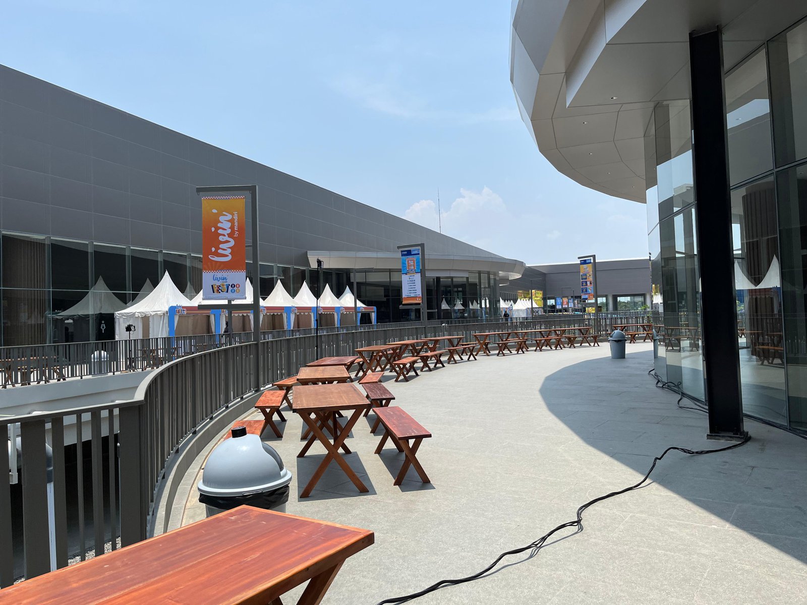 Sewa Meja dan Kursi Taman Set Le Méridien Jakarta – Thamrin | Sewa Sofa by Gaharu Production