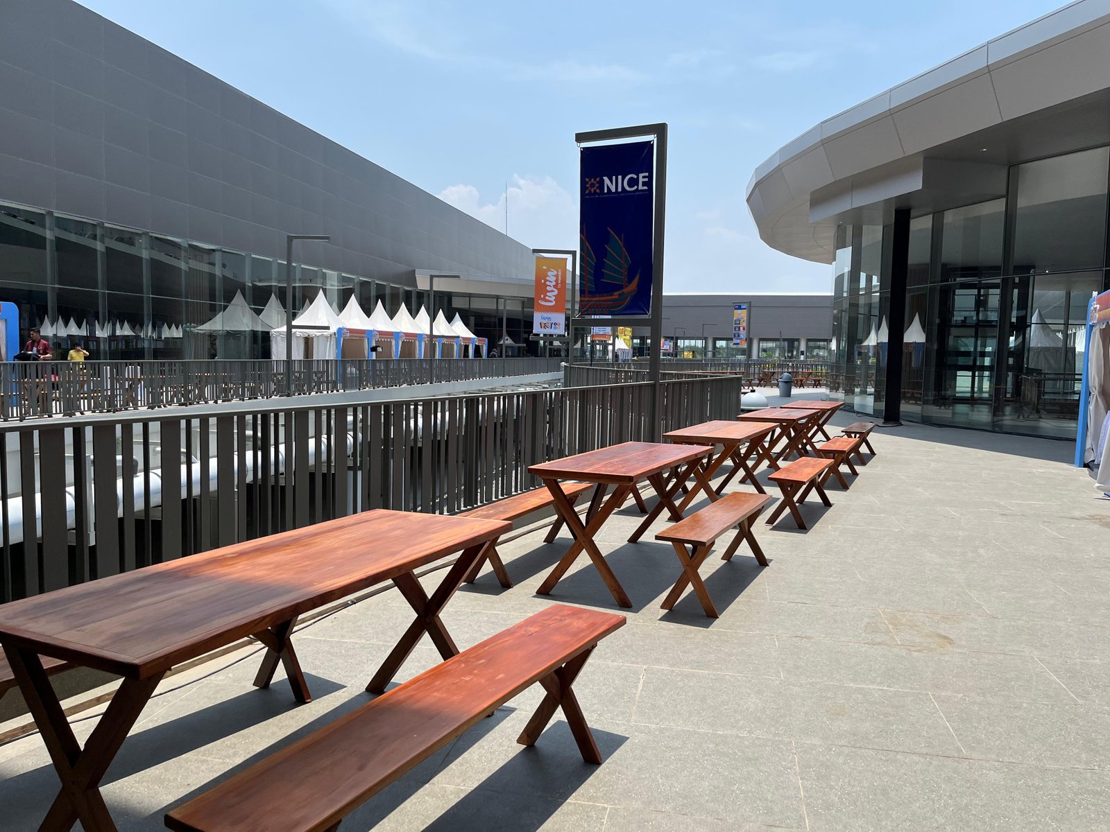 Sewa Kursi & Meja Taman Set Pullman Jakarta Central Park – Grogol by Sewa Sofa